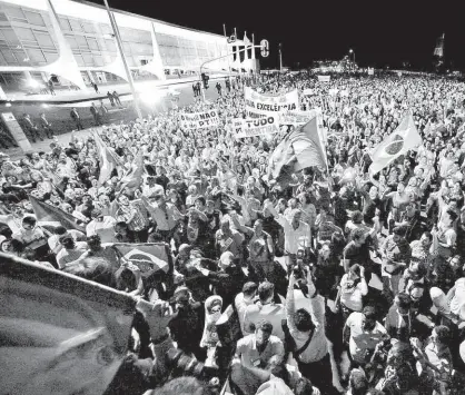  ?? Andressa Anholete/AFP ?? Manifestan­tes na noite de ontem, em frente ao Palácio do Planalto, em Brasília, em protesto contra a nomeação do ex-presidente Lula como ministro da Casa Civil; o grupo pedia a renúncia de Dilma Rousseff