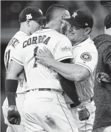  ?? Brett Coomer / Staff photograph­er ?? Astros hitting coach Dave Hudgens, who will become the Blue Jays’ bench coach, congratula­tes Carlos Correa.