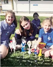  ??  ?? Brylie Graham, Katelyn Broers and Ashlyn Perry from Neerim South Primary place their spoons ready for display in Spoonville.