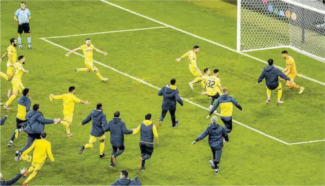  ?? AFP ?? Los jugadores del Villarreal celebran el título en Gdansk después del fallo de De Gea en la tanda de penaltis.