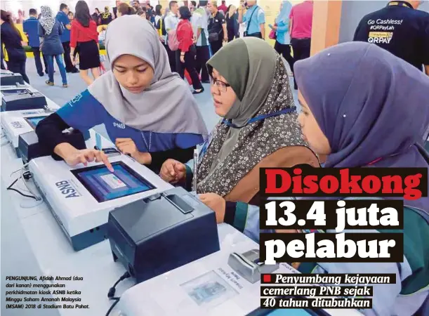  ??  ?? PENGUNJUNG, Afidah Ahmad (dua dari kanan) menggunaka­n perkhidmat­an kiosk ASNB ketika Minggu Saham Amanah Malaysia (MSAM) 2018 di Stadium Batu Pahat.