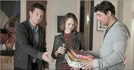  ??  ?? Jason Bateman, Rachel McAdams et Kyle Chandler dans « Game Night », de Jonathan Goldstein et John Francis Daley.