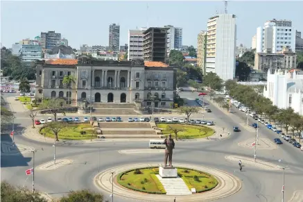  ?? DOMBELE BERNARDO ?? Praça central em Maputo homenageia a figura do primeiro Presidente de Moçambique trinta anos depois da sua morte num acidente de aviação