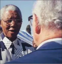  ??  ?? FIGHTERS FOR FREEDOM: Nelson Mandela meets Bernard Gosschalk. Both men were imprisoned for their anti-apartheid activities.