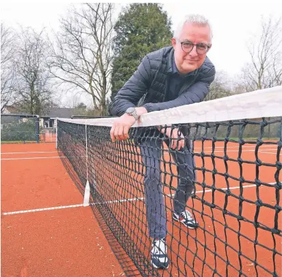  ?? FOTO: ACHIM BLAZY ?? Ansgar Warnking feut sich über die Sanierung der Außenplätz­e.