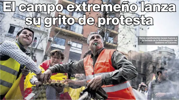  ?? ?? Varios manifestan­tes lanzan huevos a la fachada de la Subdelegac­ión del Gobierno en Cáceres.