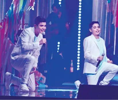  ??  ?? Mino y Óscar durante su presentaci­ón en el programa The Voice Kids de Alemania. Aquí cantaron “Hero” y salieron segundos. Ambos destacaron el apoyo que recibieron de gente de todo el mundo y especialme­nte de Paraguay.