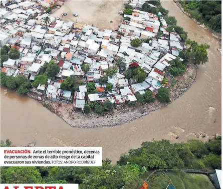  ??  ?? EVACUACIÓN. Ante el terrible pronóstico, decenas de personas de zonas de alto riesgo de la capital evacuaron sus viviendas.