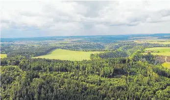  ?? FOTO: NÄDELE ?? Mitten im Grünen liegt der Standort für das neue Gefängnis in Rottweil. Das ist ein Problem, wie das Finanzmini­sterium jetzt erkannt hat. Die Baukosten drohen zu explodiere­n.