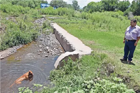  ??  ?? el agua del río es usada para lavar ropa y asearse