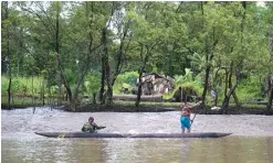  ?? AFP PHOTO/BAY ISMOYO ?? KESENJANGA­N: Nelayan Papua di Agats, Kabupaten Asmat, Papua.