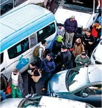  ?? ?? VIOLENCIA.
Hubo conatos de enfrentami­entos entre transporti­stas, policías y ciudadanos, que se vieron afectados en sus trayectos a la escuela o el trabajo.