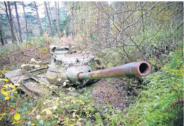  ?? ?? Einer von drei Panzern, die im Hürtgenwal­d als Mahnmale stehen und an die Schlacht erinnern sollen. In dem unwegsamen Gelände waren sie nahezu wirkungslo­s.