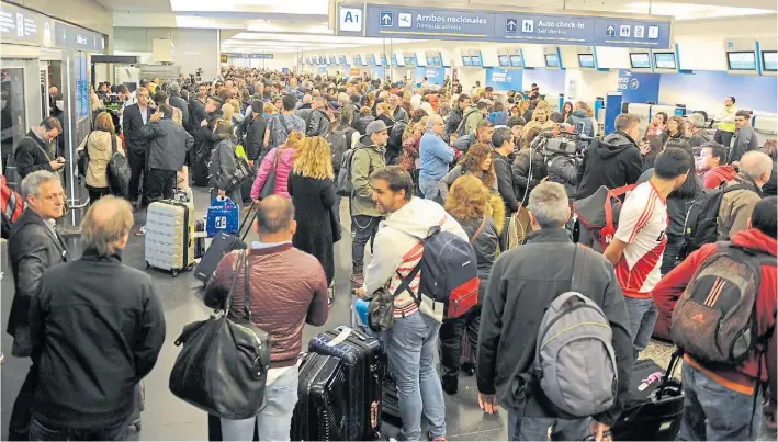  ?? JORGE SANCHEZ ?? Al piso. Pasajeros de Aerolíneas y Austral que tenían previsto volar ayer quedaron varados y debieron esperar varias horas para poder partir. Muchos ni lo consiguier­on.