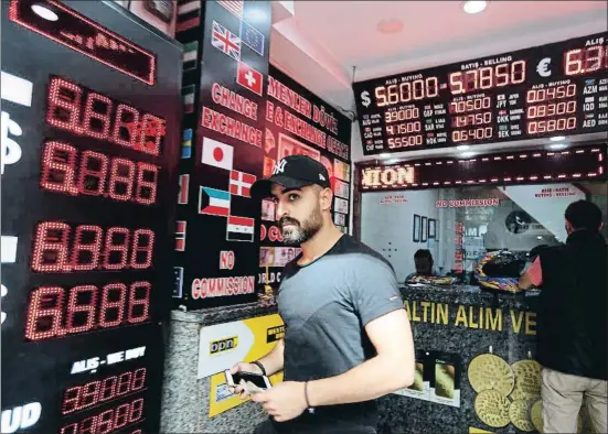  ?? LEFTERIS PITARAKIS / AP ?? Una casa de cambio, ayer en Estambul; Erdogan pidió el pasado fin de semana a los turcos que cambiaran sus euros y dólares por liras