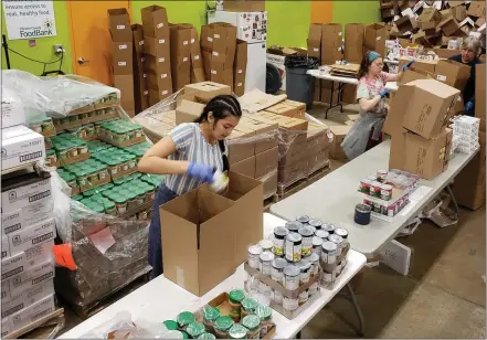  ?? PETE BANNAN - MEDIANEWS GROUP ?? Staff at the Chester County Food Bank makes meal box kits at their Eagleview kitchen and warehouse.