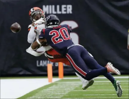  ?? SAM CRAFT — THE ASSOCIATED PRESS ?? Texans strong safety Justin Reid breaks up a pass intended for Browns receiver Jarvis Landry during the second half Dec. 2 in Houston.