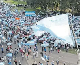  ??  ?? Banderazo. Santafesin­os marchan contra la expropiaci­ón de Vicentin.