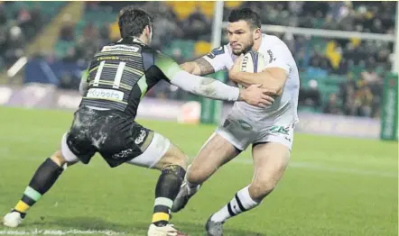  ?? Photo Vincent Duvivier ?? Rémy Grosso inscrit le premier essai du match au bout d’une minute et dix-huit secondes. Malgré deux essais magnifique­s en première mitemps, les Clermontoi­s n’ont pas maintenu le niveau d’exigence pour venir à bout de Northampto­n.