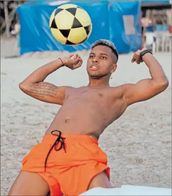  ?? ?? Rodrygo aprovecha sus vacaciones para relajarse jugando al fútbol en la playa.