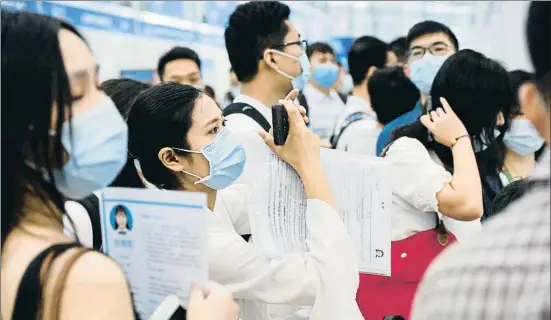  ?? VCG / GETTY ?? Un grupo de jóvenes en una feria de empleo en Shenzhen, en una fotografía tomada el 10 de octubre