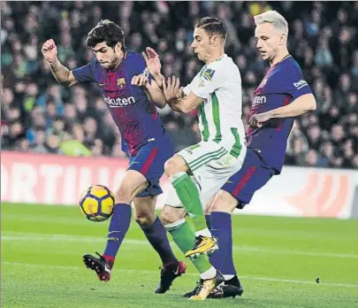  ?? FOTO: MANEL MONTILLA ?? Sergi Roberto y Rakitic completaro­n un gran partido en el Benito Villamarín para ayudar al triunfo azulgrana