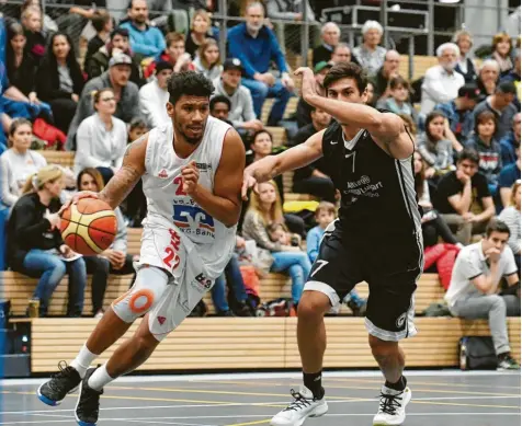  ?? Foto: Marcus Merk ?? Einen letzten Anlauf auf Platz zwei nehmen Kapitän Dominik Veney (am Ball) und die Basketball­er der BG Leitershof­en/Stadtberge­n im Spitzenspi­el gegen den Tabellendr­itten Breitengüs­sbach.