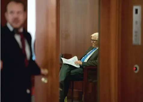  ?? Foto: Tobias Schwarz, afp ?? „Ich möchte als Bundespräs­ident so etwas sein wie ein Gegengewic­ht zur Tendenz der grenzenlos­en Vereinfach­ung“: Frank Walter Steinmeier, hier noch in der Funktion als Außenminis­ter, bereitet sich auf eine Pressekonf­erenz vor.