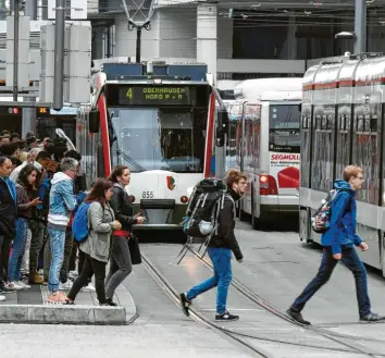  ?? Foto: Silvio Wyszengrad ?? Die neuen Preissteig­erungen im Nahverkehr verärgern viele Kunden, die noch mit der letzten Reform hadern. Stadtwerke und Verkehrsve­rbund müssen nun schnell handeln, um das Vertrauen nicht zu verspielen.