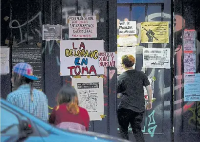  ?? A. DELIA ?? Tomado. El colegio Manuel Belgrano, de Barracas, ayer continuaba ocupado por los alumnos.