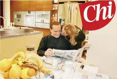  ?? Ansa ?? Coppie Silvio Berlusconi e la fidanzata Francesca Pascale nel servizio del settimanal­e rosa “Chi”