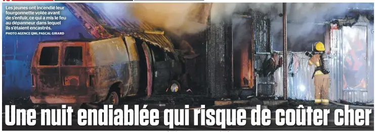  ?? PHOTO AGENCE QMI, PASCAL GIRARD ?? Les jeunes ont incendié leur fourgonnet­te volée avant de s’enfuir, ce qui a mis le feu au dépanneur dans lequel ils s’étaient encastrés.