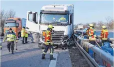  ?? FOTO: THOMAS HECKMANN ?? Rettungskr­äfte sichern am Mittwochmo­rgen auf der Autobahn 8 bei Oberelchin­gen (Landkreis Neu-Ulm) einen verunglück­ten Lkw: Der Fahrer war am Steuer seines Fahrzeugs gestorben.