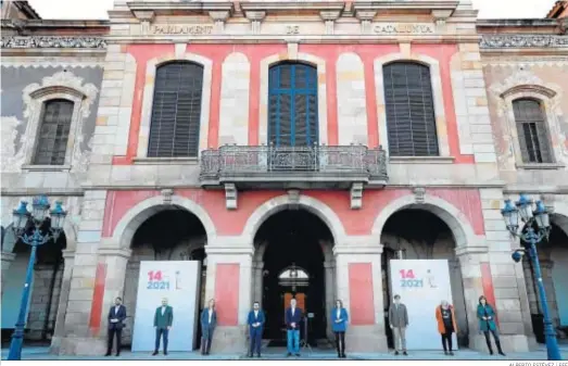  ?? ALBERTO ESTÉVEZ / EFE ?? Los candidatos de las fuerzas políticas que concurren hoy en las elecciones catalanas posan ayer ante la fachada del ‘Parlament’.