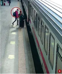  ??  ?? A Roma
1 Il 27 ottobre, Brahim Aoussaoui è alla stazione Termini e sale sull’Intercity in partenza alle 9,57 per Genova
2 Brahim poco prima si trovava alla stazione Tiburtina: da qui si è poi recato in metro a Termini
3 Era arrivato a Tiburtina alle 6,15 con un pullman da Catania 1