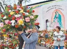  ??  ?? Cientos de latinos acudieron ayer al mural de la Virgen de Guadalupe en Los Ángeles, a pedir por los migrantes que están en Tijuana esperando cruzar a EU.