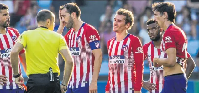  ??  ?? EXPULSIÓN. Mateu expulsó a Savic ante el Celta, en el que ha sido su último partido con el Atlético esta temporada. Fue el 1 de septiembre.