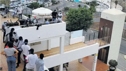  ?? ALBERTO ROJAS ?? Inmigrante­s en un hotel de Canarias, donde han sido instalados.