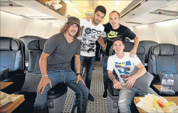  ?? MIGUEL RUIZ/FCB ?? Carles Puyol, Luis Suárez, Andrés Iniesta y Lionel Messi, ayer camino de Mónaco