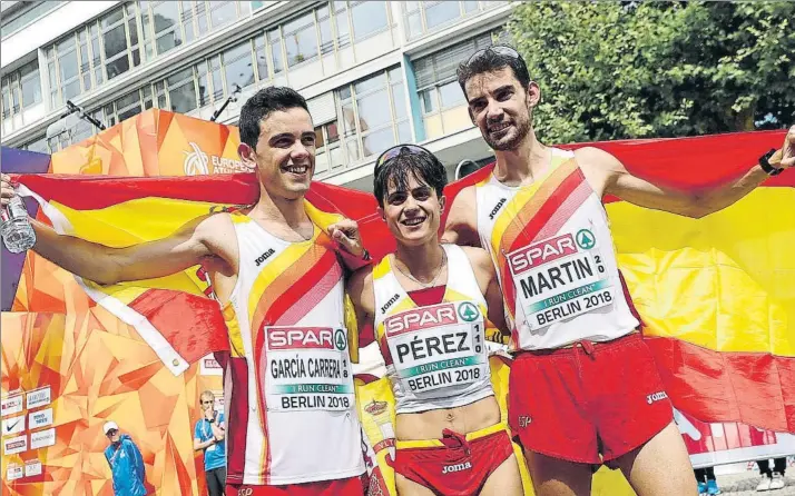  ?? FOTO: EFE ?? María Pérez, campeona de Europa de 20 km. marcha. A la derecha, el oro masculino, Álvaro Martín, con García Carrera segundo. Un día histórico para la marcha española, una disciplina que siempre ha sido una baza segura