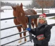  ?? PAUL POST — PPOST@DIGITALFIR­STMEDIA.COM ?? Commentato­r, which twice won the Whitney Handicap, gets fresh carrots from Wendy Marino of Ballston Lake.