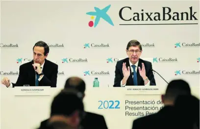  ?? EFE ?? El consejero delegado, Gonzalo Gortázar (izquierda), y el presidente, José Ignacio Goirigolza­rri