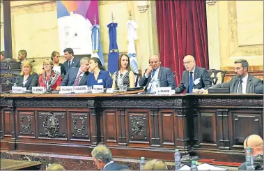  ?? PRENSA CANCILLERI­A FOTOS: CEDOC PERFIL ?? PRIMER ENCUENTRO. Faurie inauguró ayer actividade­s de la OMC junto a Michetti en el Congreso.