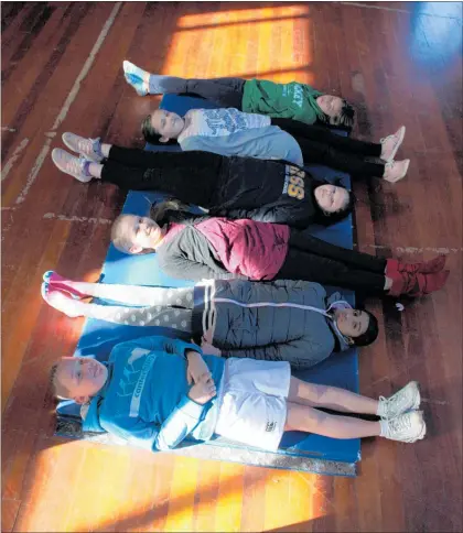  ?? PHOTO / EBELE EZEPUE ?? FROM left, Alessandra Beaford, Lizzy Swadel, Juliet Green, Danika Woodroofe, Riya Shankara and Matthew Lee made quilts for 40 Hour Famine.