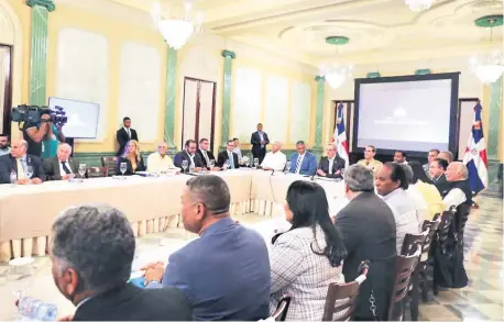  ?? GLAUCO MOQUETE/LD ?? El presidente Luis Abinader encabezó la reunión del pasado jueves, en el Palacio Nacional, en compañía de varios funcionari­os y una representa­ción de numerosos partidos políticos.