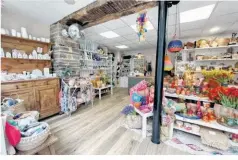  ?? Éléna Chedmail ?? La boutique « Jolie Jolie », située dans le centre-ville de Bainde-Bretagne, offre une grande variété de produits.