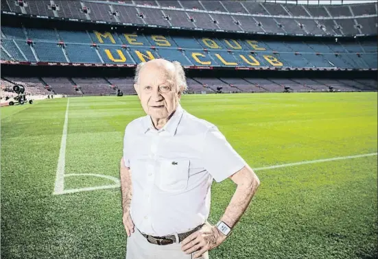 ?? LLIBERT TEIXIDÓ ?? Eduardo Hernández regresó ayer al Camp Nou, donde hace 62 años marcó el primer gol, en un partido disputado por los constructo­res del estadio