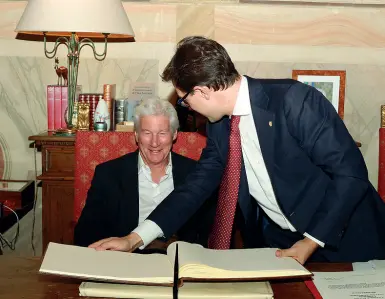  ??  ?? La cerimonia A sinistra Richard Gere nella sala di Clemente VII firma il libro