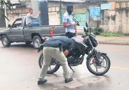  ??  ?? EVIDENCIA. Una moto de los sicarios fue encontrada en Cabañas.
