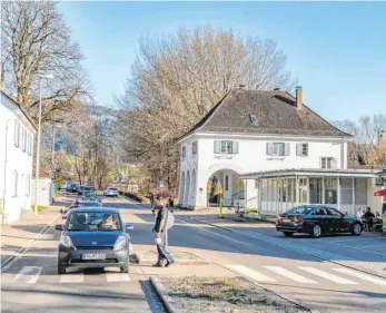  ?? FOTO: CHRISTIAN FLEMMING ?? Polizeikon­trolle an der deutsch-österreich­ischen Grenze zwischen Zech und Lindau: Seit Montagmorg­en gilt eine Einreisesp­erre. Berufspend­ler sollen weiterhin die Grenze passieren dürfen.